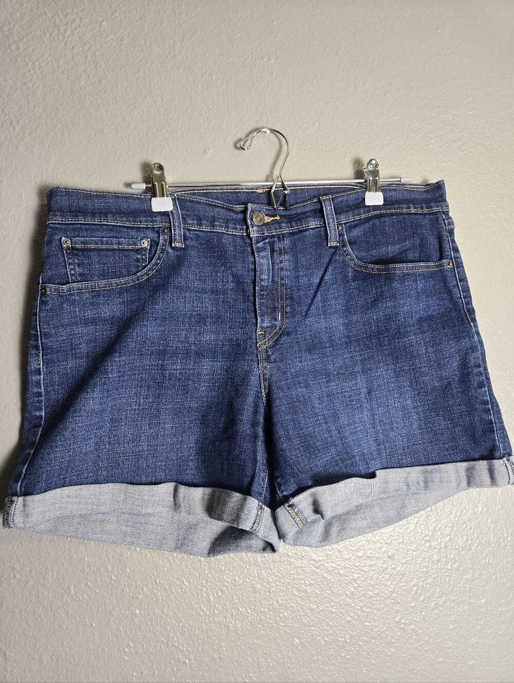 FALL SALE! Levis Mid Rise Jean Cuffed Shorts Size 32